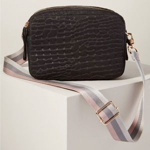 Stella & Dot crush it camera bag with neutral strap.